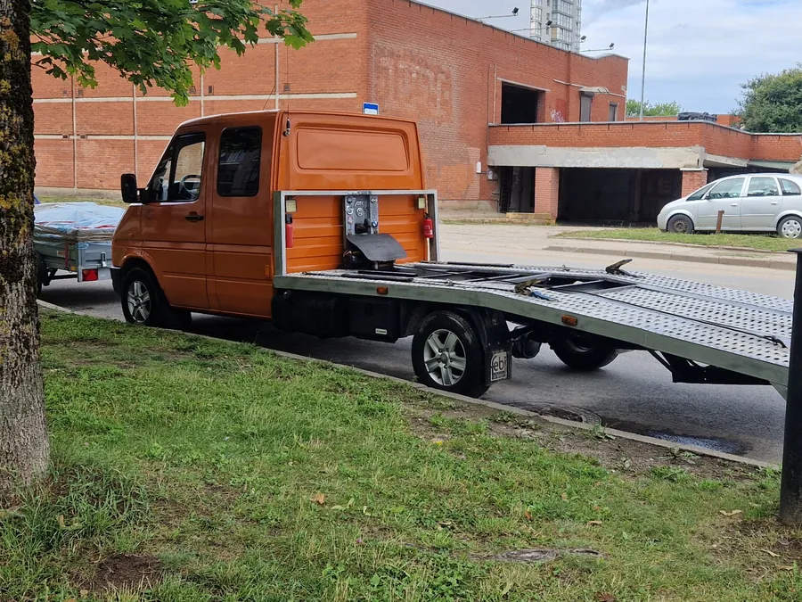traliukasGO tralas Vilniuje su nuleista platforma, paruoštas pakrovimui