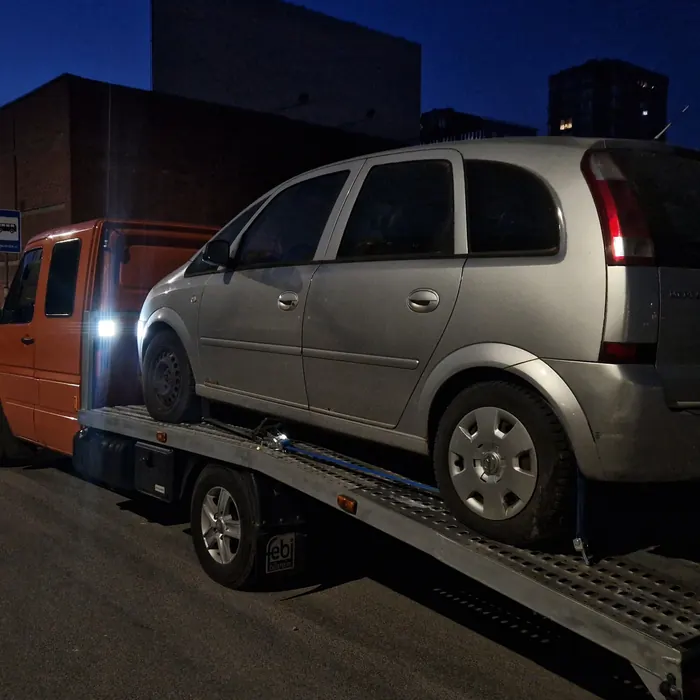 Opel Meriva pakrauta ant tralo platformos vakare Vilniuje