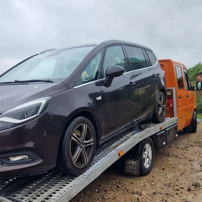 Opel Zafira transportavimas tralu per lietų