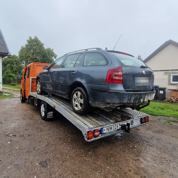 Škoda Octavia universalas ant evakuatoriaus platformos